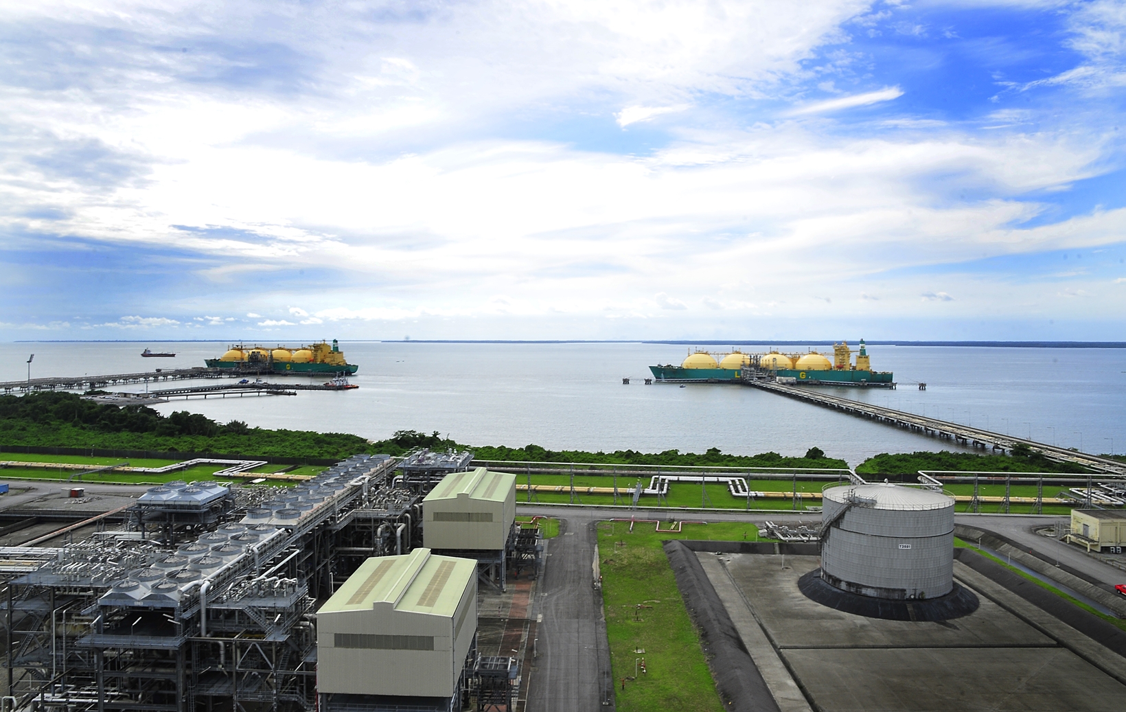 Nigeria LNG floats three-cargo tender