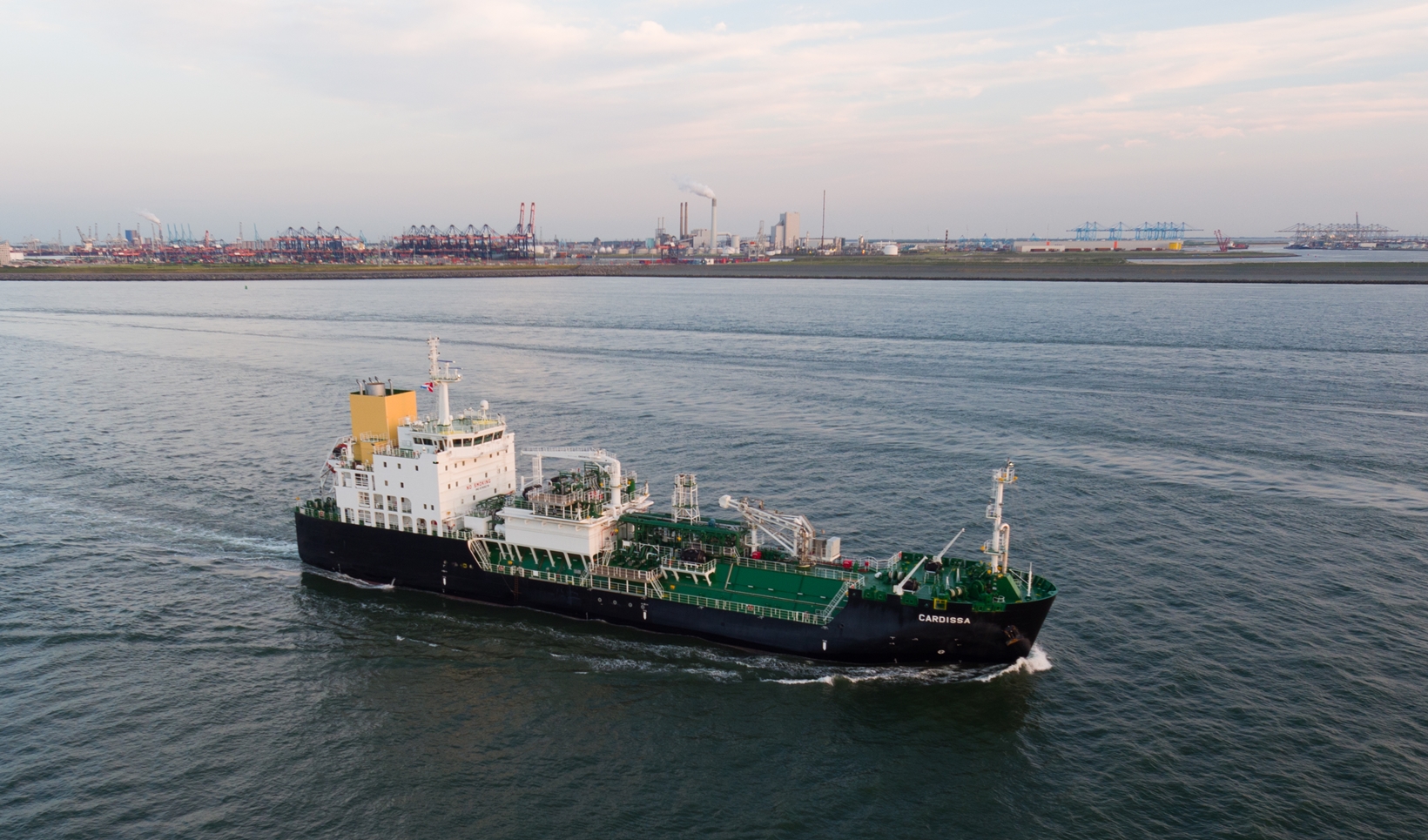 Shell bolsters LNG bunkering business, inks bunker barge deal