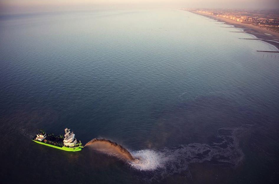 Picture of the day: world’s 1st LNG-powered dredger on duty