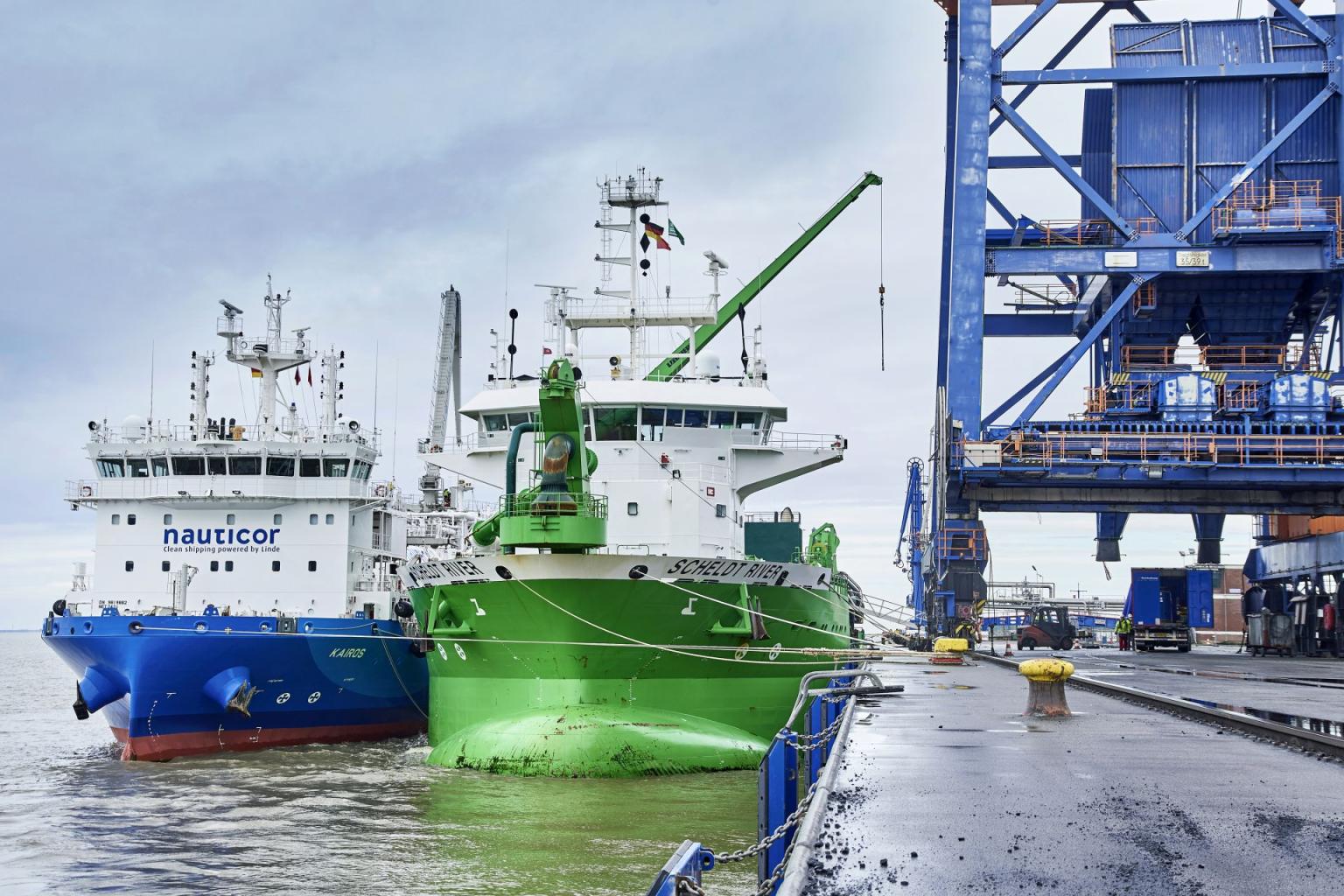 Kairos bunkers DEME’s LNG dredger at Brunsbüttel