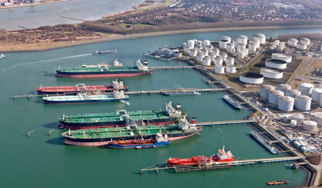 Vopak offering simultaneous LNG bunkering service in Rotterdam